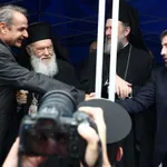 Μητσοτάκης και Ανδρουλάκης έδωσαν τα χέρια