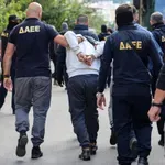 Έκρηξη στην Πλάκα: Βίντεο με τους κατηγορούμενους να φεύγουν με τον χαλκό