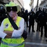 Κύμα οργής στη Γαλλία: Κίτρινα Γιλέκα και μαθητές παραλύουν τη χώρα το Σάββατο