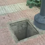 «Πλιάτσικο» στον Πειραιά: Αφαίρεσαν 23 καπάκια φρεατίων από την οδό Κλεισόβης (Βίντεο)