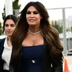 Daily Mail: Η ελληνική τραγωδία της Κίμπερλι Γκιλφόϊλ – Απομονωμένη στην κατοικία της, φωνάζει στους συνεργάτες της