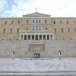 Μνημείο του Αγνώστου Στρατιώτη: Ανάπλαση μετά απο 94 χρόνια – Γκρίζο μάρμαρο στη θέση της ασφάλτου (Βίντεο)