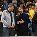 O Νίκος Ανδρουλάκης ψάχνει για τρίποντο – Στις κερκίδες του Nick Galis Hall μετά την παρέλαση της 28ης Οκτωβρίου