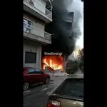Θεσσαλονίκη: «Ακούσαμε ένα μπαμ» – Βίντεο από τη στιγμή που οι φλόγες τυλίγουν διαμέρισμα