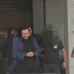 Στην Ευελπίδων ο Φίλιππος Καμπούρης για την υπόθεση απάτης σε βάρος του ΕΦΚΑ (Βίντεο)