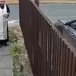 Ορθόδοξος παπάς στη Βρετανία αγίασε τον φράχτη – Τσακωνόταν 4 χρόνια με την γειτόνισσα για έναν θάμνο (Βίντεο)