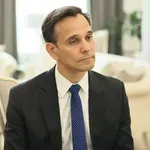 Η Γκίλφοϊλ έφυγε ο Τζόσουα Χακ ήρθε: Ποιος είναι ο νέος επικεφαλής της αμερικανικής πρεσβείας στην Αθήνα