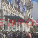 Σύνταγμα: Αστυνομικοί προπηλάκισαν κουκουλοφόρους – Τους προειδοποίησαν να μην πετάξουν αντικείμενα (Βίντεο)