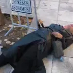 Αστυνομικός έσπρωξε δημοσιογράφο μπροστά στην πρόεδρο της Βουλής – Στο νοσοκομείο με διάσειση και κατάγματα (Βίντεο)