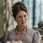Netflix: Νέο spin-off του Bridgerton για τη νεαρή Λαίδη Βάιολετ και τον Έντμουντ