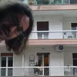 Αθήνα: Δύο μουσικοί παίζουν από αντικριστά μπαλκόνια και τους αποθεώνει η γειτονιά – Το viral βίντεο