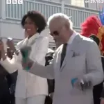 Ο Κάρολος στον ρυθμό του Junkanoo πριν αναχωρήσει από τις Μπαχάμες