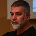 Βασίλης Μπισμπίκης: «Δεν ξέρω αν έχω βρει ακόμα την αγάπη» – Η δύσκολη περίοδος που τον σημάδεψε