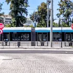 Πειραιάς: Σοβαρός τραυματισμός γυναίκας που παρασύρθηκε από το τραμ – Νοσηλεύεται σε κρίσιμη κατάσταση (Βίντεο)