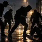 Ελευσίνα: Ταυτοποιήθηκαν οι δύο νεαροί για τη μαχαιριά στον 32χρονο – Ακροδεξιό και οπαδικό παρελθόν εξετάζει η ΕΛ.ΑΣ.