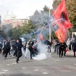 Αλβανία: Διαδηλωτές σπάνε τις «καρέκλες» του Ράμα για διάλογο – Για «υβριδικό πόλεμο» μιλά ο Αλβανός πρωθυπουργός (Βίντεο)