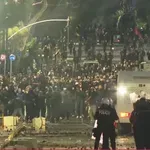 «Φλέγονται» ξανά τα Τίρανα: Πολιορκούν το γραφείο του Ράμα οι διαδηλωτές – Σοκάρουν τα βίντεο αστυνομικής βίας (Βίντεο)