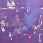 Αλβανία: Της κακομοίρας στη Βουλή με αναμμένα καπνογόνα από την αντιπολίτευση (Βίντεο)