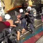 Άγριο επεισόδιο στην Αλβανία: Φοιτητές επιτέθηκαν με τούβλα στο υπουργείο Παιδείας (Βίντεο)