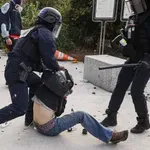 Γαλλία: Οργή για αστυνομική βία στις μαθητικές διαδηλώσεις – «Του έκλεψαν τη ζωή» λέει μητέρα ακρωτηριασμένου 15χρονου – Ανακοινώσεις από Λεκορνί