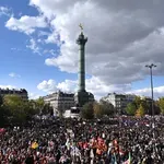 Γαλλία: Eπεισόδια στο Παρίσι με χιλιάδες μαθητές στη Βαστίλη – Νέο κάλεσμα για κινητοποιήσεις 13 Οκτωβρίου (βίντεο)