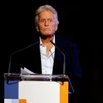 Μάικλ Ντάγκλας: «Καλύτερα που δεν θα διαβάσει το βιβλίο μου» – Τι αποκάλυψε για την Κάθριν Ζέτα-Τζόουνς (Βίντεο)
