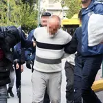 Έκρηξη στην Πλάκα: Κλοπές, ληστείες, ναρκωτικά και όπλα στο παρελθόν των τριών δραστών – Οι 50 και πλέον συλλήψεις – Απολογούνται την Δευτέρα