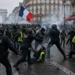 Πολεμικό σκηνικό στη Γαλλία: Η ελίτ των ειδικών δυνάμεων στους δρόμους, νέα απαγόρευση κυκλοφορίας στο Παρίσι (Βίντεο)