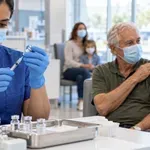 Έξαρση γρίπης, Covid-19 και RSV: Ποιοι πρέπει να εμβολιαστούν και πότε – Οι νέες οδηγίες του ΕΟΔΥ