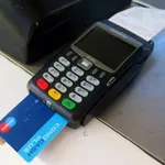 ΥΠΟΙΚ: Με ηλεκτρονικές πληρωμές οι αντικαταβολές σε courier, τέλος τα μετρητά