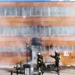 Γαλλία: Στις φλόγες αστυνομικό τμήμα στο Μπορντό εν μέσω μαθητικών κινητοποιήσεων (Βίντεο)