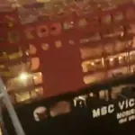 Γερμανία: Σοκαριστική σύγκρουση κρουαζερόπλοιου με 2 κοντέινερ σε λιμάνι – Παρασύρθηκε από τον ισχυρό άνεμο (Βίντεο)