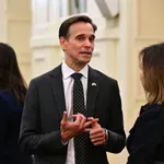 Ο Τζος Χακ στο τιμόνι της αμερικανικής πρεσβείας στην Αθήνα μετά την αποχώρηση της Κίμπερλι Γκίλφοϊλ