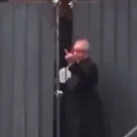 Μιλάνο: Ιερέας σήκωσε το μεσαίο δάχτυλο σε νεαρό ταραξία και έγινε viral (Βίντεο)