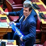 Βουλή: Με κασκόλ της «Ελλάς Μελβούρνης» στην Ολομέλεια ο Δημήτρης Καιρίδης