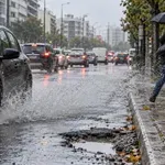 Κίνηση: «Παγίδες νερού» λόγω βροχής οι δρόμοι – Ένα τεράστιο πάρκινγκ ο Κηφισός – Καθυστερήσεις στην Αττική Οδό