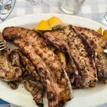 Μπιφτέκια, μπριζόλες και πανσέτες σαν στα κάρβουνα: Το κόλπο με το γκριλ του φούρνου για ζουμερό κρέας