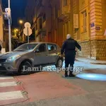 Τροχαίο στη Λαμία: Οδηγός παραβίασε το STOP και εμβόλισε νεαρό διανομέα