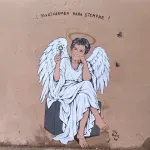 Γκράφιτι στη Βαρκελώνη για τη Μαρίκαρμεν Αμπασκάλ, τη γυναίκα – σύμβολο κατά των εξώσεων (Βίντεο)