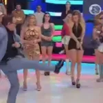 Μεξικό: Απίστευτο περιστατικό σε live εκπομπή – Παρουσιαστής κλώτσησε drone και το έστειλε στο πρόσωπο μοντέλου