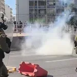 Ένταση στην Ομόνοια: Κρότου, κυνηγητό και χημικά και μέσα στον σταθμό – Προσαγωγές από τα ΜΑΤ (Βίντεο)