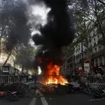 Γαλλία: Φλέγεται η χώρα στις μαζικές διαδηλώσεις – Πεδίο μάχης το Παρίσι και άλλες πόλεις