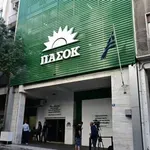 ΠΑΣΟΚ κατά Τσίπρα: «Σαν να ακούμε τον Μητσοτάκη» – Πυρά για τη 13η σύνταξη και αιχμές περί νεοφιλελεύθερης στροφής
