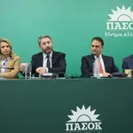 ΠΑΣΟΚ: Tι περιλαμβάνει η πρόταση νόμου για το ιδιωτικό χρέος – Προστασία πρώτης κατοικίας, διαγραφή τόκων και 120 δόσεις