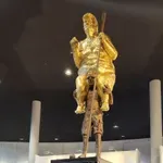 Το γυμνό χρυσό άγαλμα του Τραμπ – Η «Πορτοκαλί Πανώλη» στο Ευρωπαϊκό Κοινοβούλιο