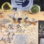 Σέρρες: Ναρκωτικά, αρχαία νομίσματα και αγγεία σε στάνη – Συνελήφθη ο ιδιοκτήτης