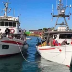 Γέμισε με ψαροτράτες το λιμάνι του Πειραιά: Κλιμακώνεται η διαμαρτυρία των αλιέων για την κατάσταση στον κλάδο