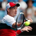 Lajović posle bizarne posekotine izašao na teren i srušio rivala