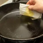 Trik za pranje zagorelih tiganja bez ribanja metalnom žicom - treba vam samo ova voćka i vrela voda