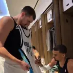 VIDEO Pogledajte šta je Jokić tražio od Vembanjame: Svi su popadali od smeha kad su čuli, a Francuz je to odmah morao da ispuni